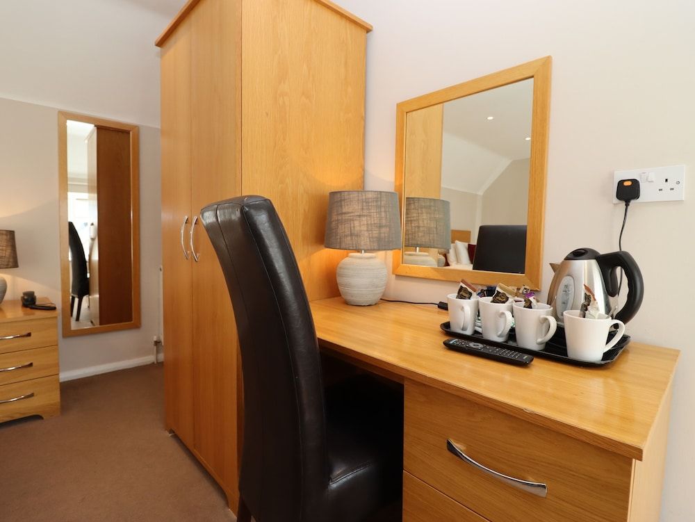 Pettifers Freehouse Hotel Courtyard Family Room 5