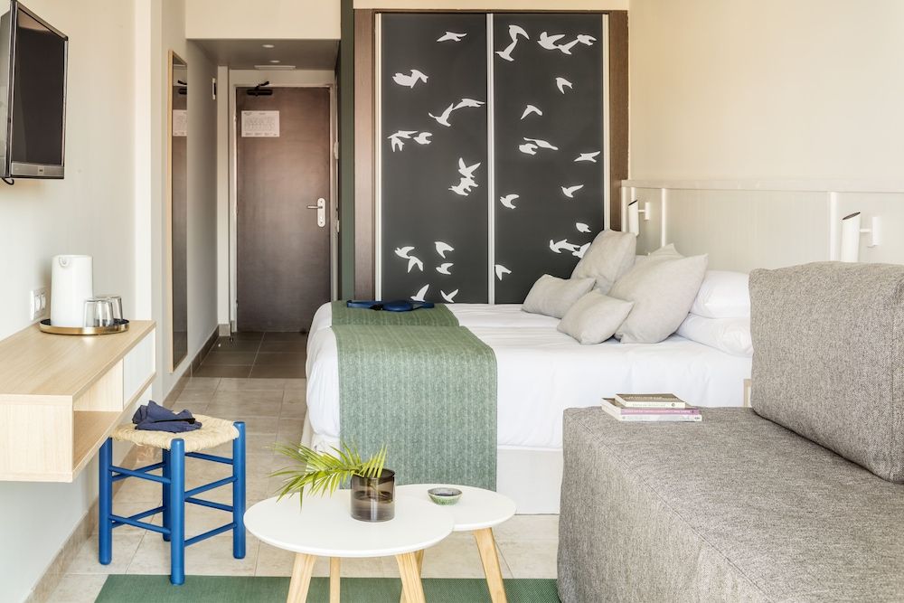 Design Triple Room (2 adults and 1 child)