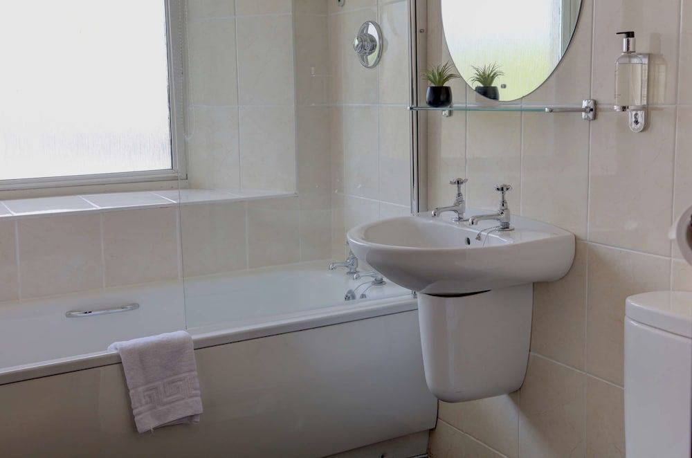 Best Western Queens Hotel Standard Room, 2 Twin Beds, Non Smoking 4