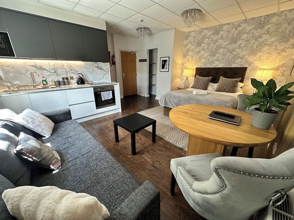 The Churchill Court Classic Suite, 1 King Bed, Non Smoking 4