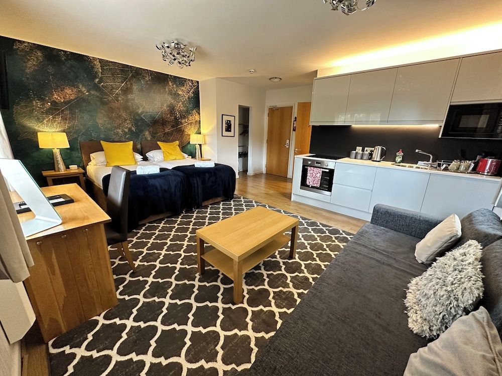 The Churchill Court Classic Suite, 1 King Bed, Non Smoking 2