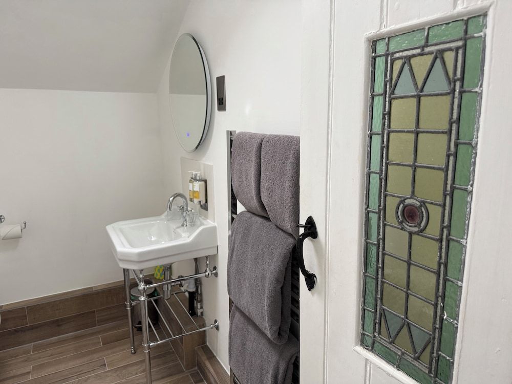 Cottage Lodge Hotel Double Room, Balcony (James Hill - Four Poster Bed) 4