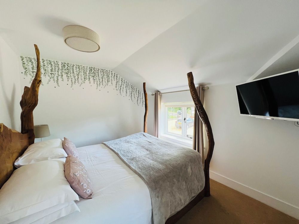 Cottage Lodge Hotel Double Room, Balcony (Exbury - Four Poster Bed)