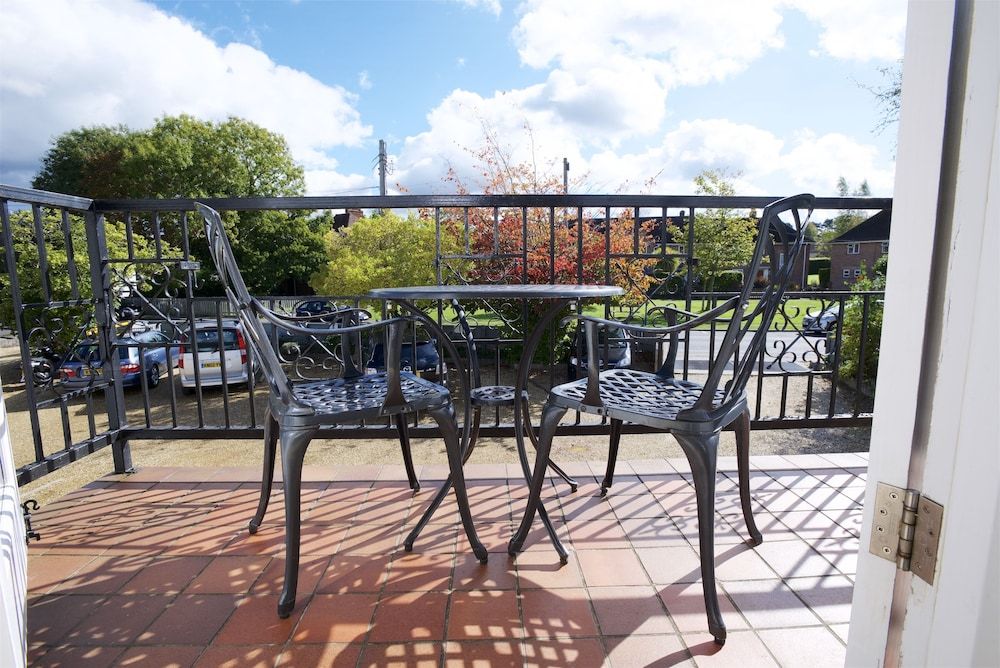 Cottage Lodge Hotel Double Room, Balcony (Exbury - Four Poster Bed) 2