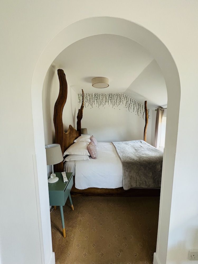 Cottage Lodge Hotel Double Room, Balcony (Exbury - Four Poster Bed) 5