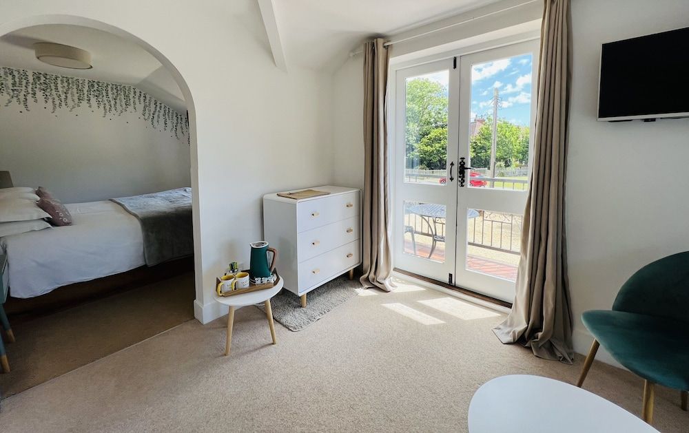 Cottage Lodge Hotel Double Room, Balcony (Exbury - Four Poster Bed) 6