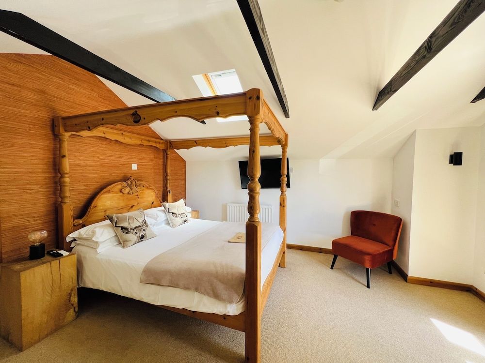Cottage Lodge Hotel Double Room, Balcony (James Hill - Four Poster Bed)