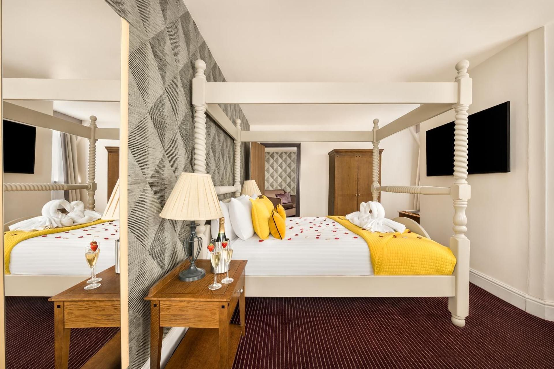 Family room with 1 double bed and sofa