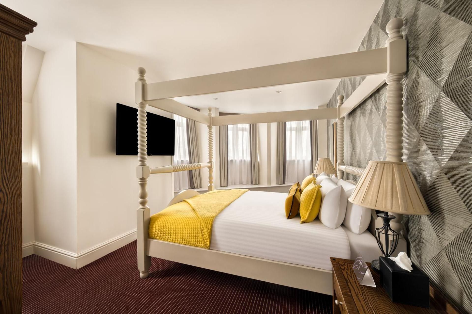 Family room with 1 double bed and sofa