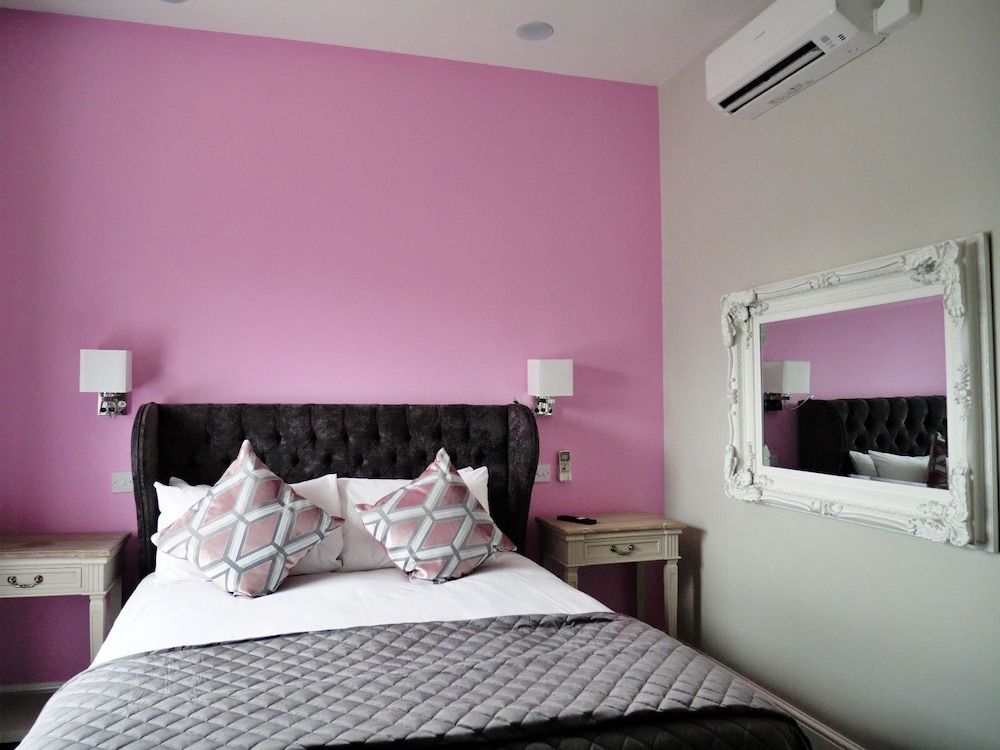 The Thomas Paine Luxury plus room 5