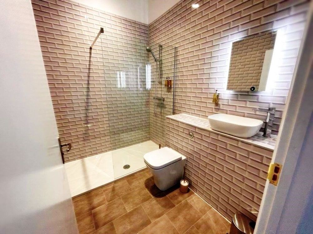 The Thomas Paine Luxury plus room 9