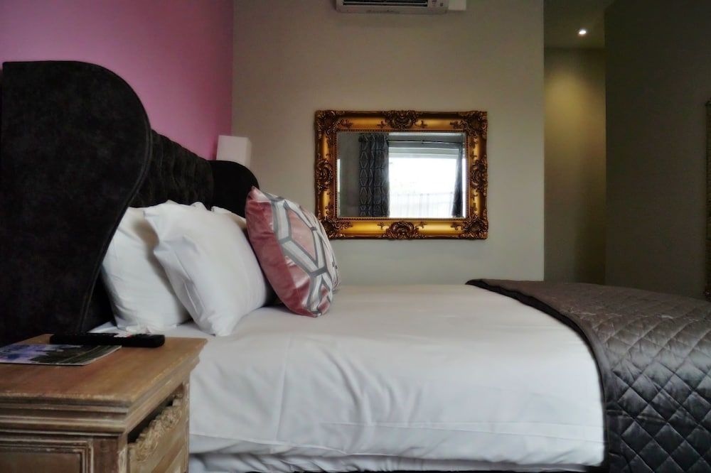 The Thomas Paine Luxury plus room 6