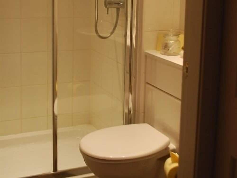 The Foresters Arms Executive Twin Room, Ensuite 3