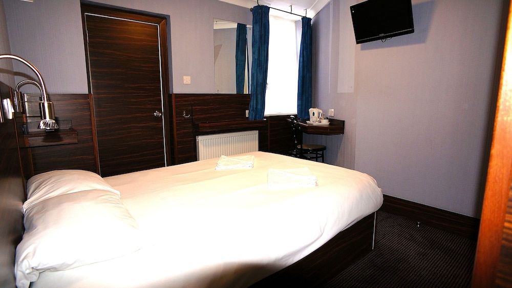 Crestfield Hotel Double Room 7