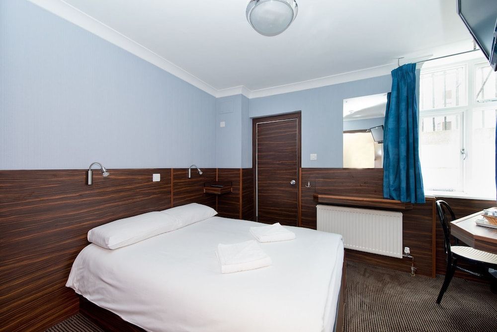 Crestfield Hotel Double Room