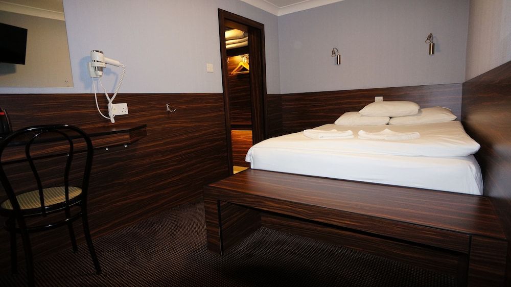 Crestfield Hotel Double Room 6