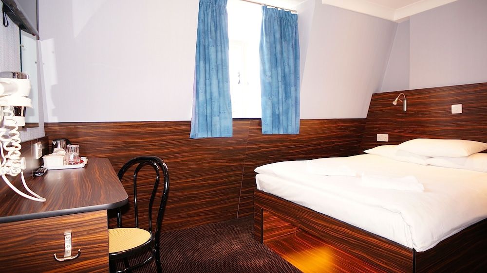 Crestfield Hotel Double Room 4
