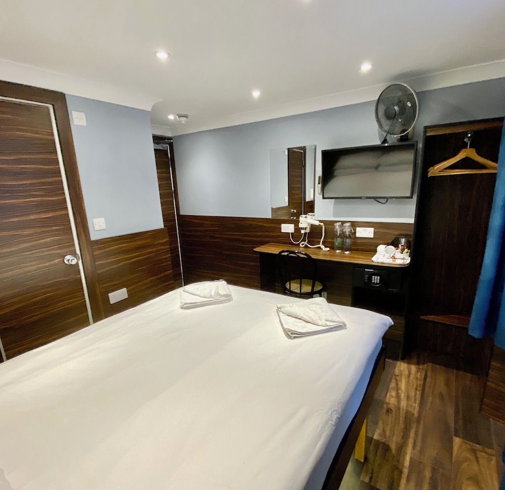 Crestfield Hotel Double Room 9