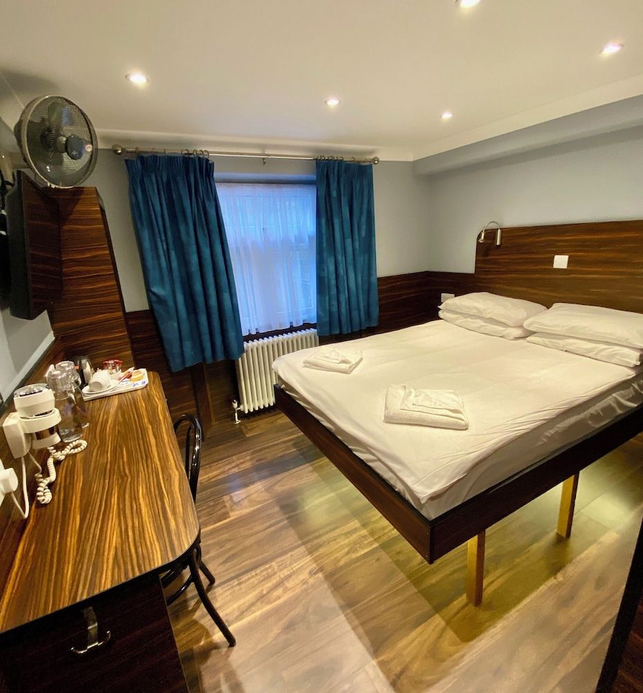 Crestfield Hotel Double Room 10