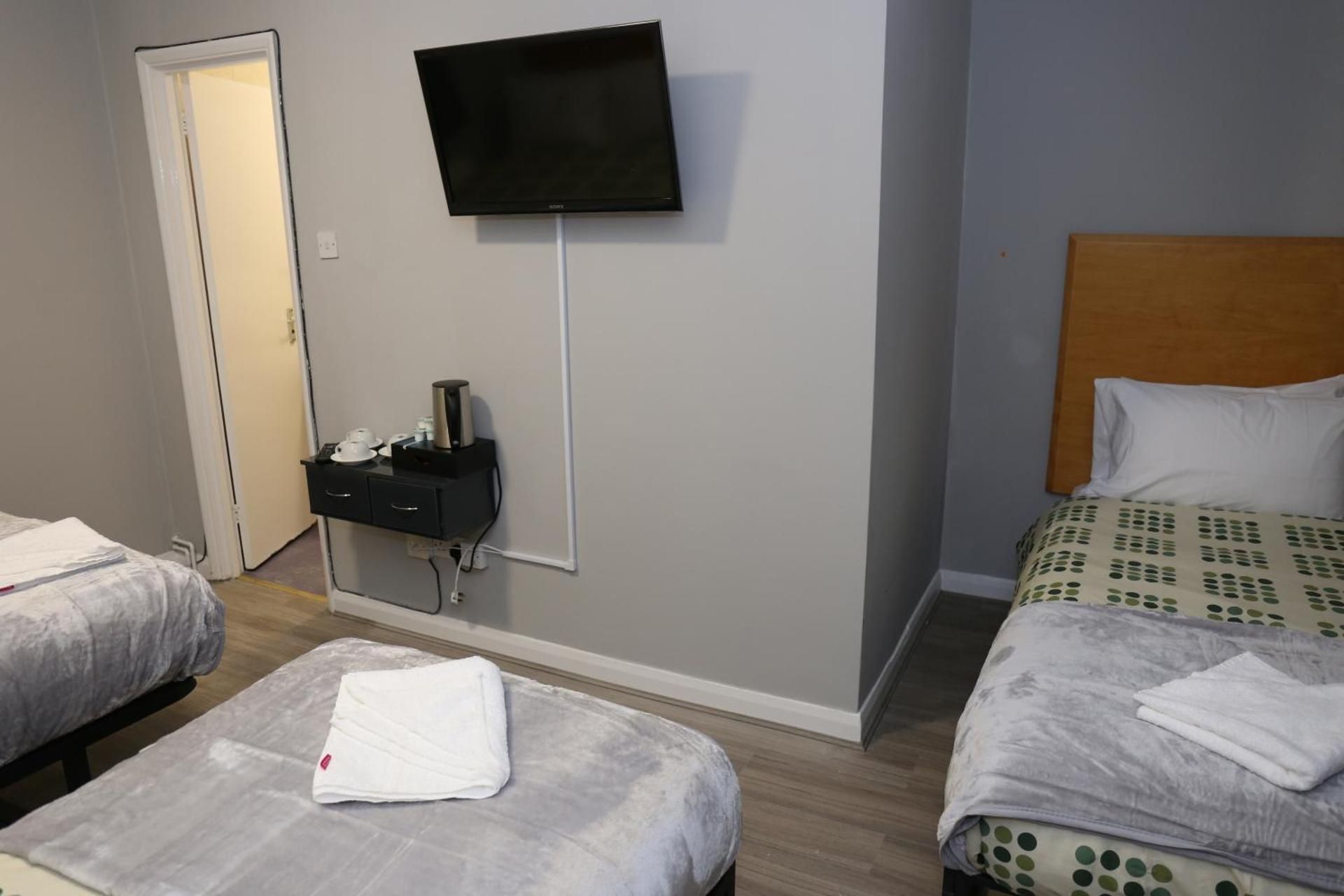 Elstree Inn Standard Quadruple Room