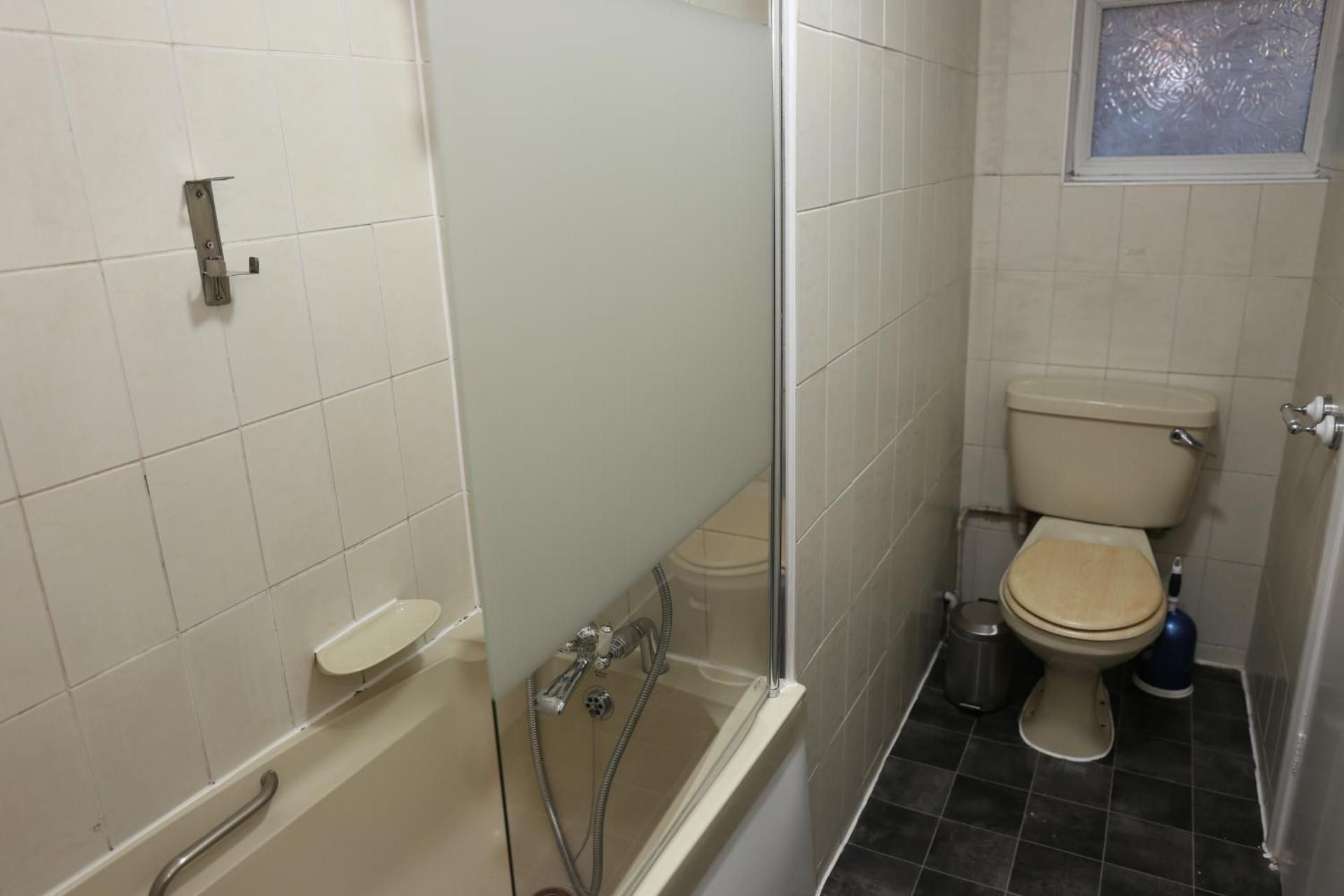 Elstree Inn Standard Quadruple Room 2