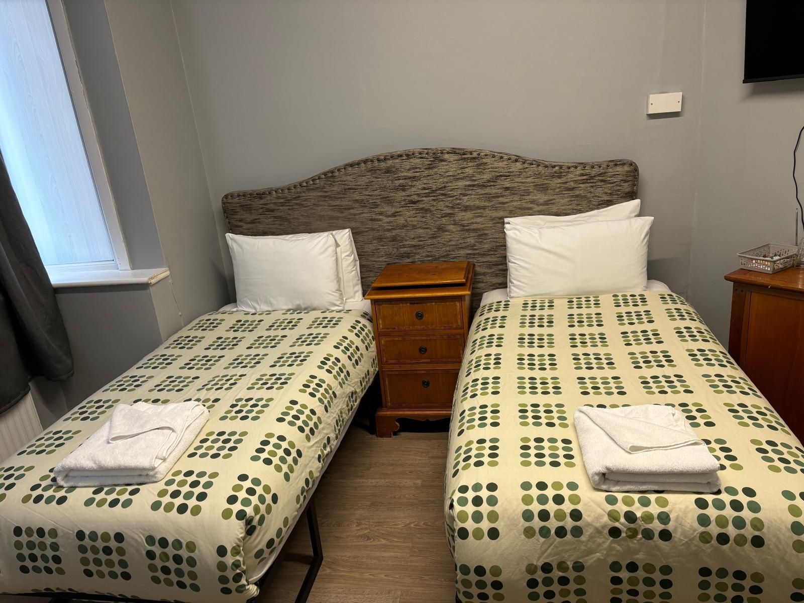 Elstree Inn Twin Room with Private Bathroom