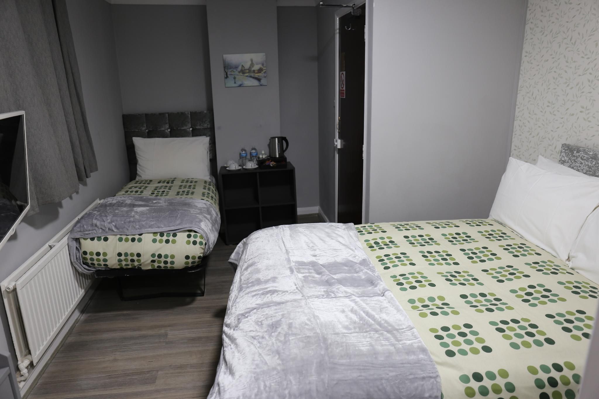 Quadruple Room with Private Bathroom