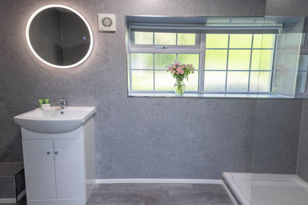 Best Western Plus Kenwick Park Hotel Standard Room, 2 Double Beds, Accessible, Non Smoking (Walk-in Shower) 3