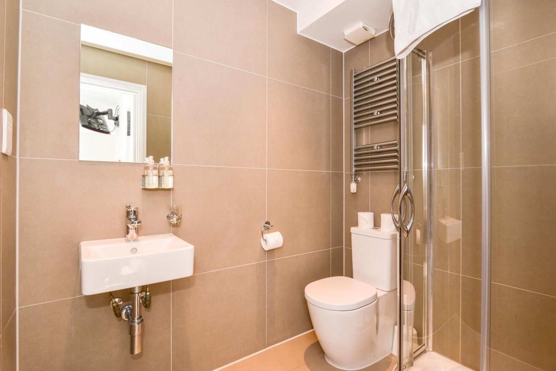 Chelsea Guest House Premium Twin Bed 3