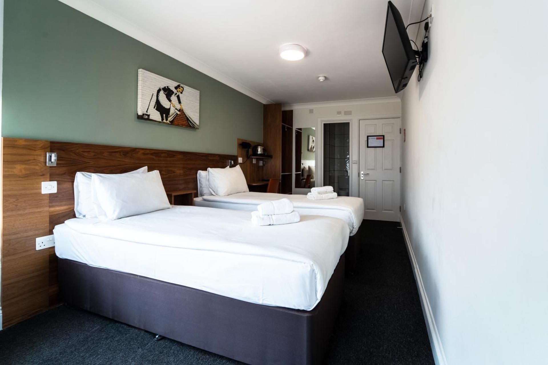 Chelsea Guest House Premium Twin Bed 2