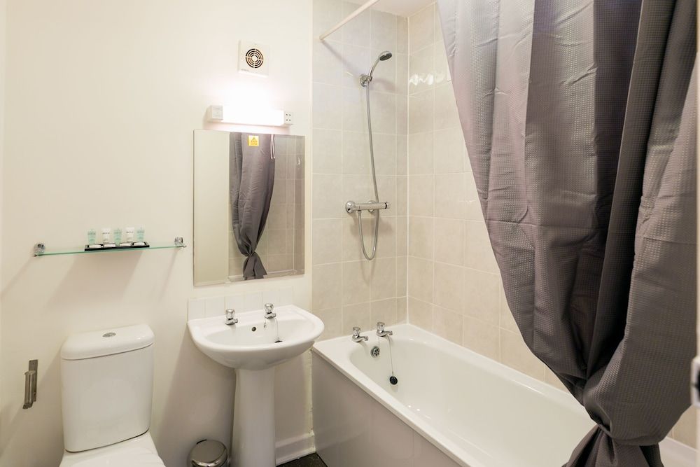 Celtic International Hotel Cardiff Airport Twin Room 3