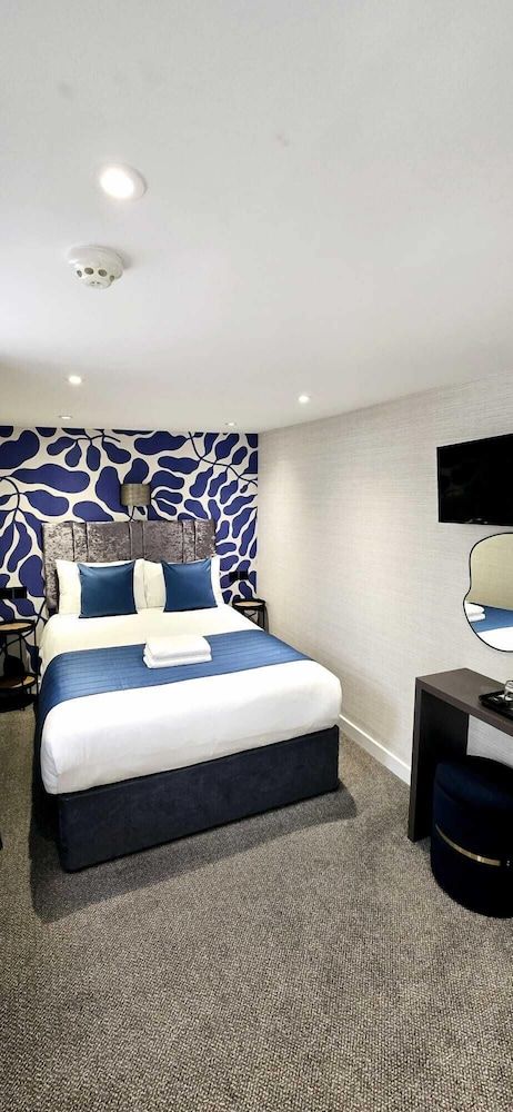 Mentone Hotel Small Double En-suite Lower Ground