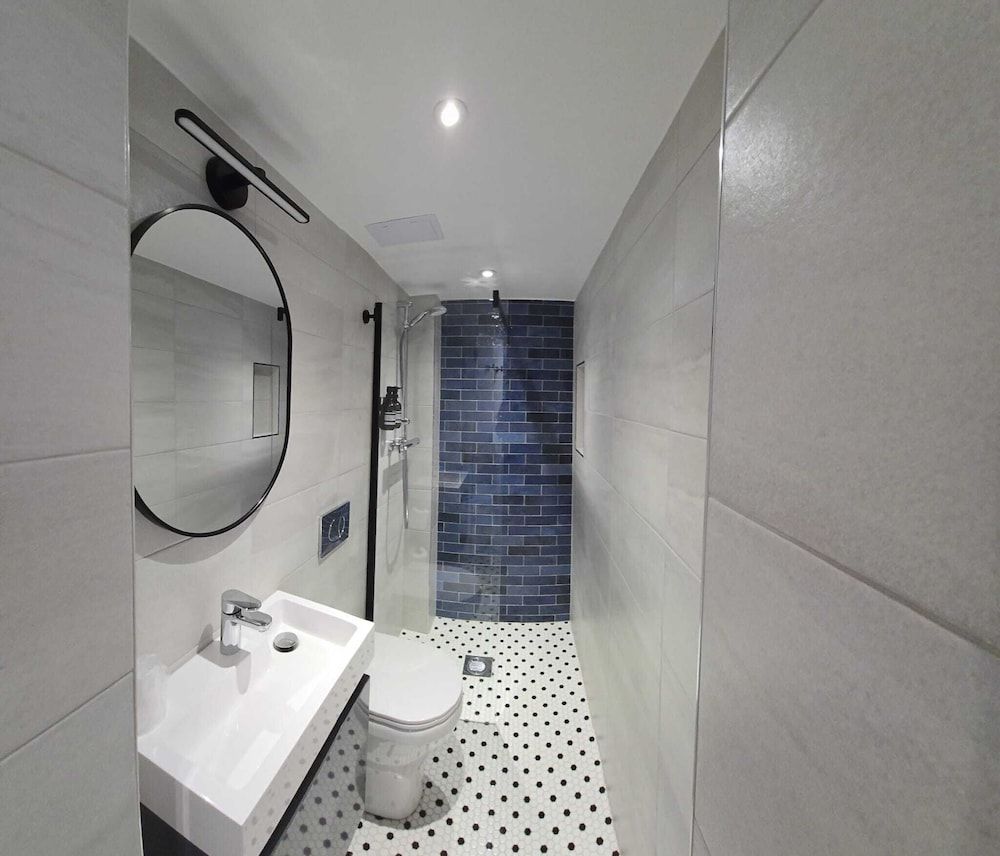 Mentone Hotel Small Double En-suite Lower Ground 4