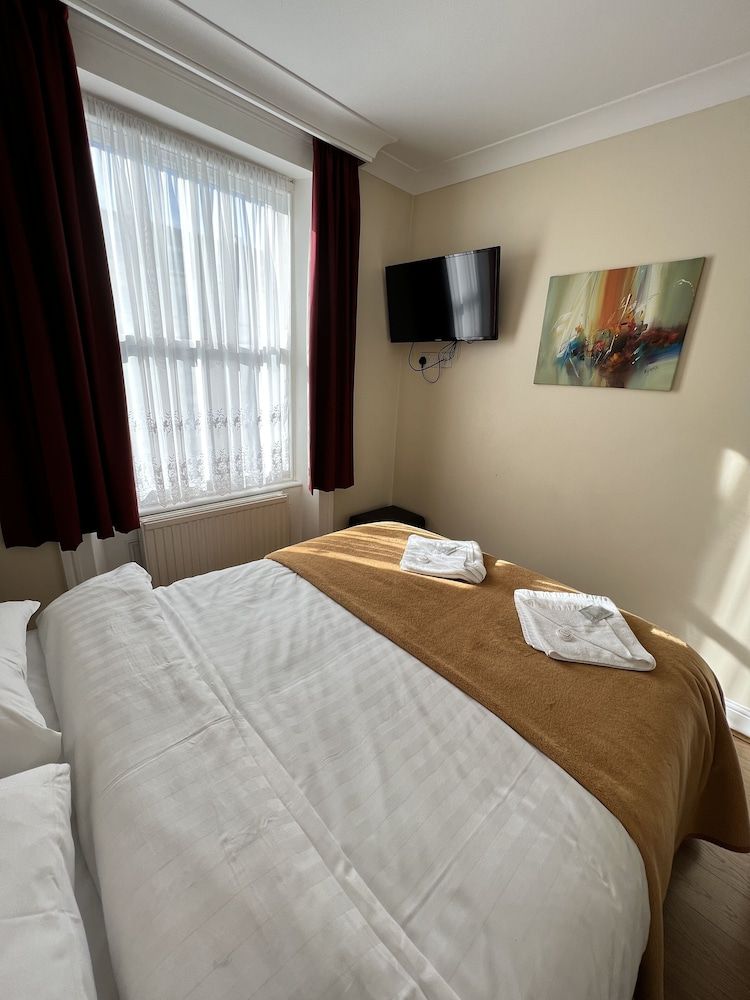 Melbourne House Double Room 2