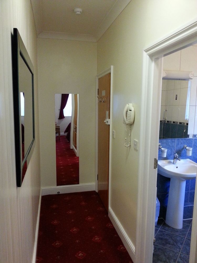 Melbourne House Double Room 13