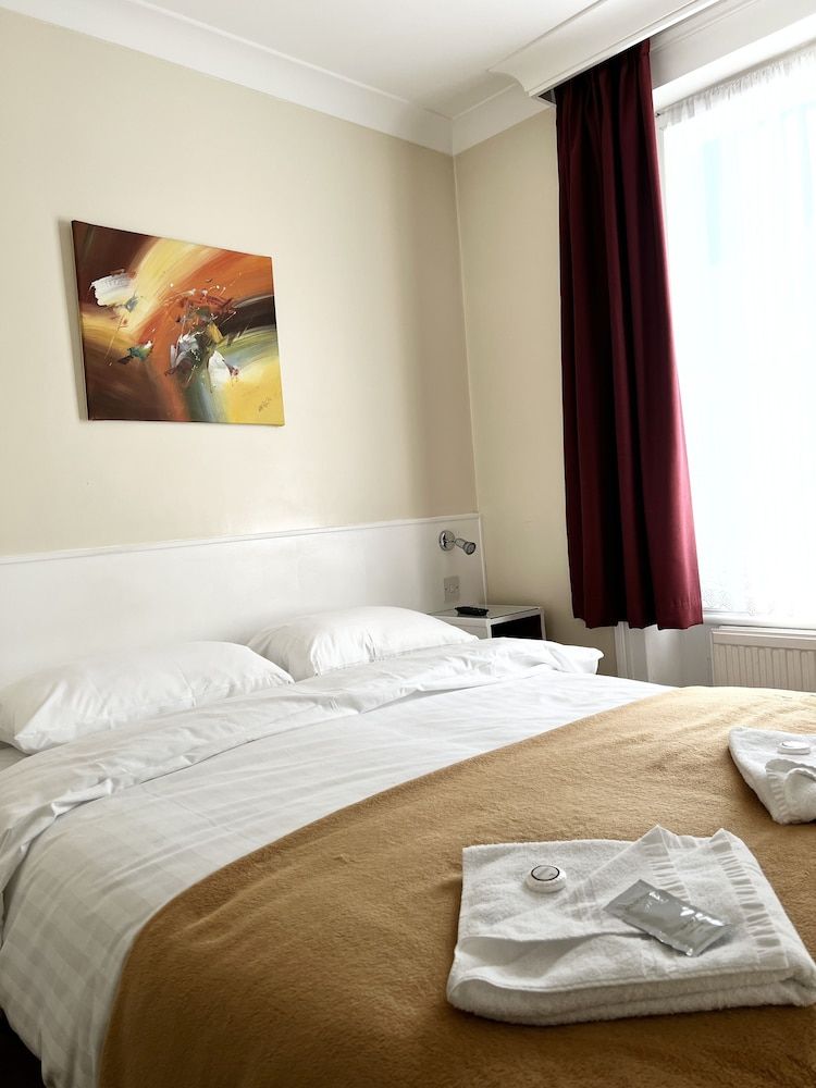 Melbourne House Double Room 7