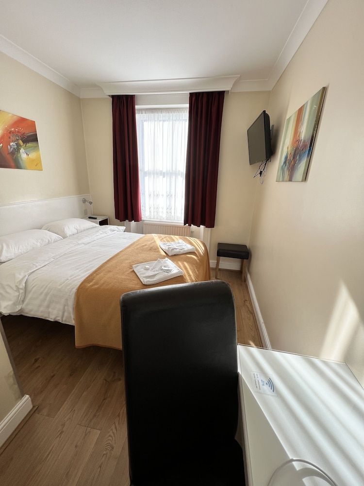 Melbourne House Double Room 5