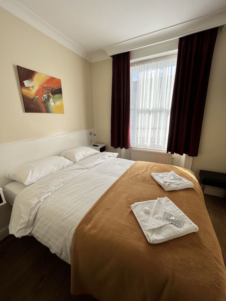 Melbourne House Double Room 3