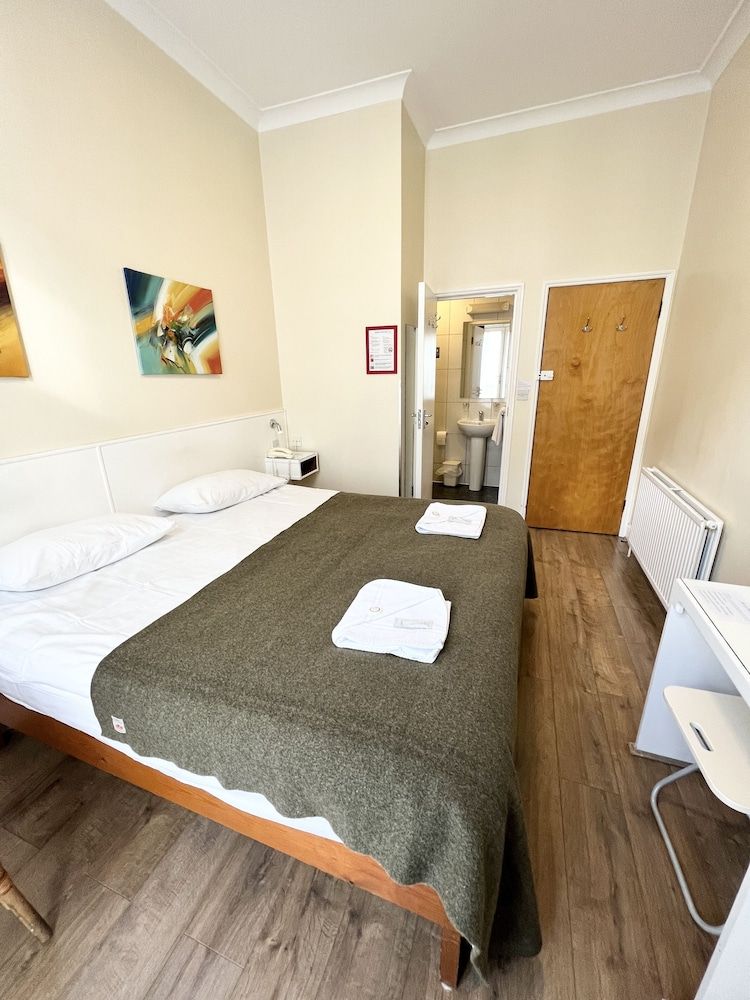 Melbourne House Double Room 9