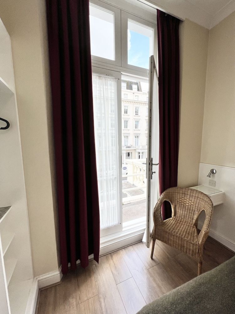 Melbourne House Double Room 12