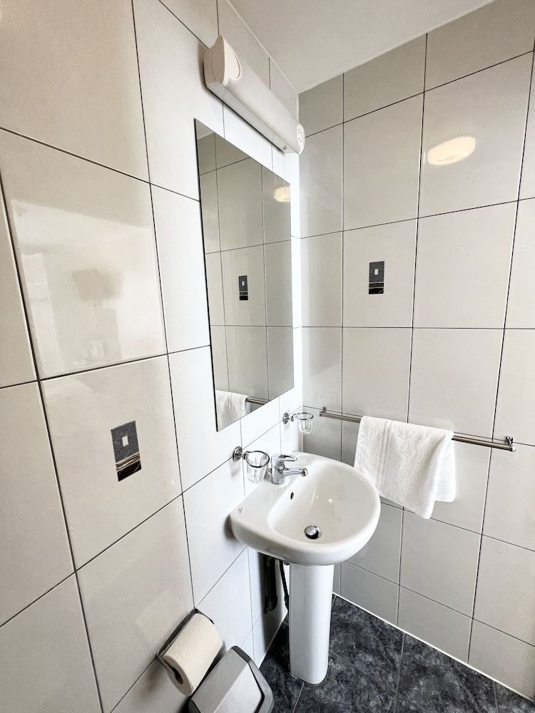 Melbourne House Twin Room 12