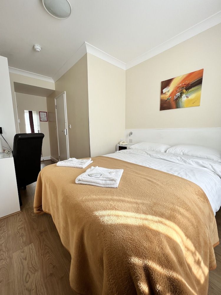 Melbourne House Double Room 8