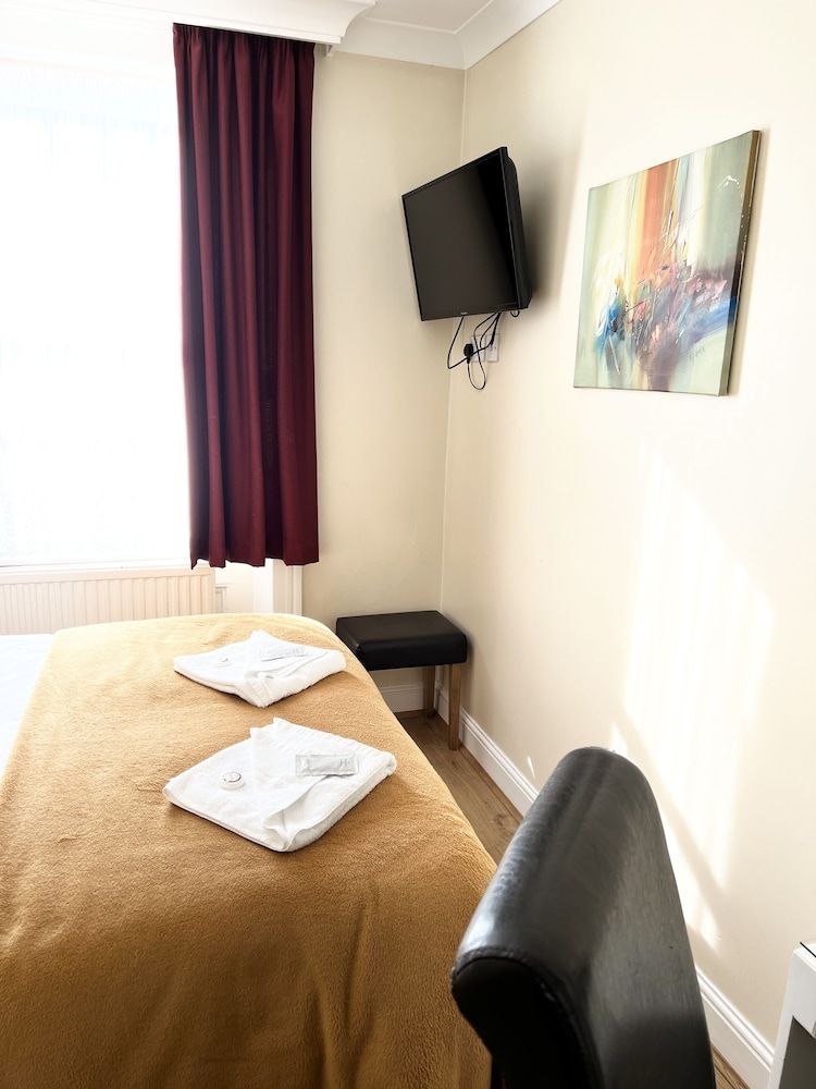 Melbourne House Double Room 6