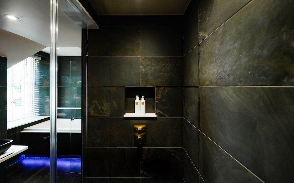 Cranleigh Boutique Deluxe Suite 8