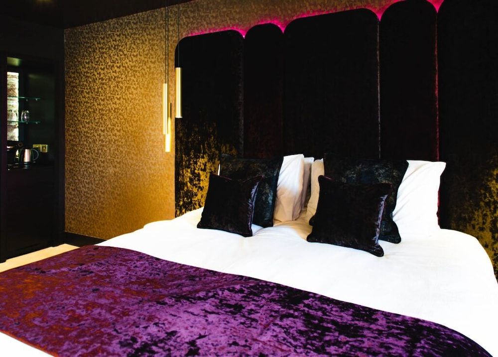 Cranleigh Boutique Deluxe Suite 2