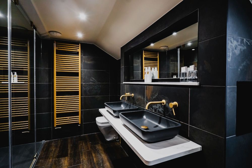 Cranleigh Boutique Deluxe Suite 15