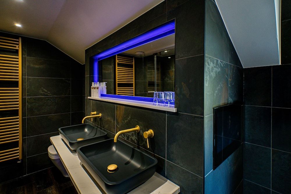 Cranleigh Boutique Deluxe Suite 7