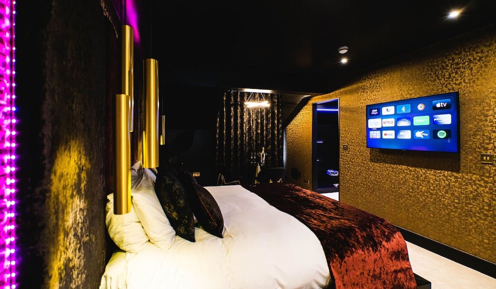 Cranleigh Boutique Deluxe Suite 18