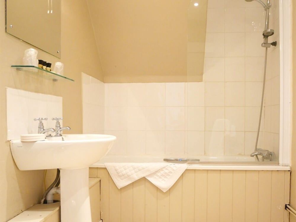 The Lansdowne Hotel Suite, Ensuite (2 Adults and 1 child ) 4