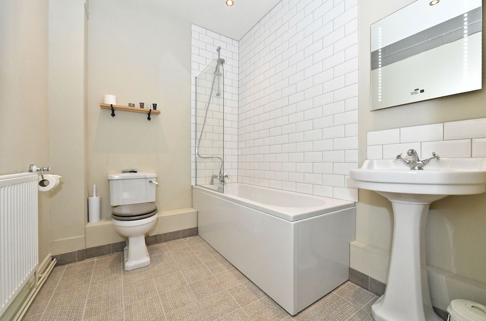 The Lansdowne Hotel Suite, Ensuite (2 Adults and 1 child ) 6